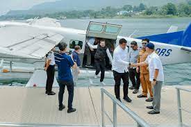 Sebagai ikon pariwisata Indonesia, Danau Toba harus didukung dengan  konektivitas yang baik. Salah satunya melalui pengembangan moda transportasi  pesawat amfibi (seaplane) yang mampu mendarat langsung di Danau Toba. Hari  ini, saya mencoba
