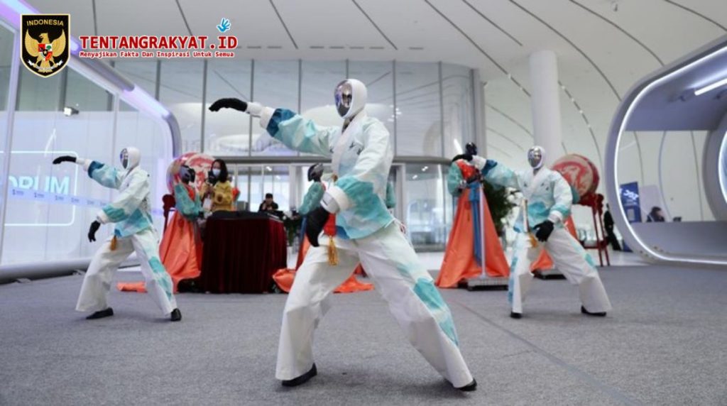 robot AI China menari di forum teknologi Beijing