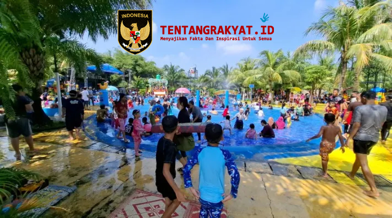 Pengunjung memadati Putri Duyung Waterboom Depok saat libur Lebaran 2026