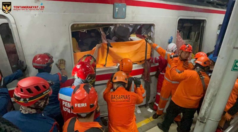 Korban kecelakaan kereta Bekasi Timur saat evakuasi penumpang KRL dan Argo Bromo