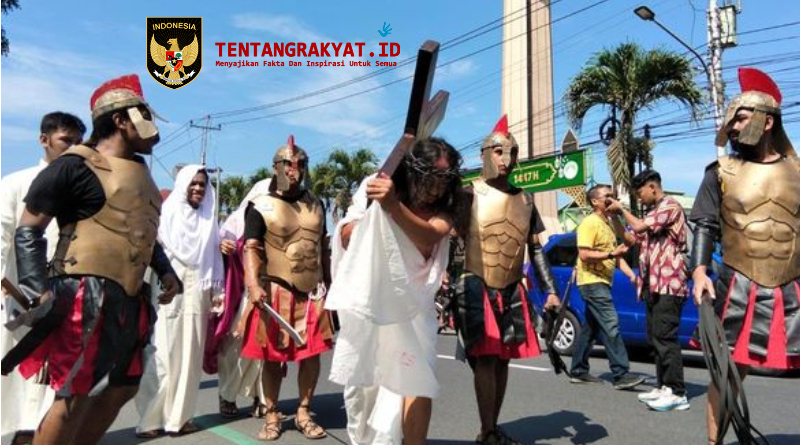 Kirab Jalan Salib Kota Magelang saat perayaan Jumat Agung di sekitar Alun-Alun Magelang