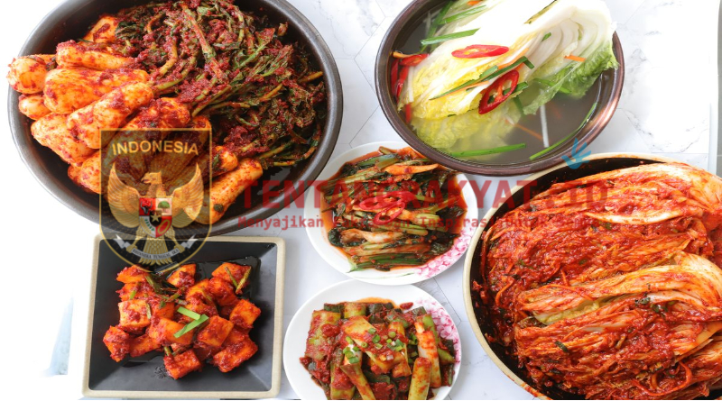 Ilustrasi makanan fermentasi seperti kimchi, tempe, dan yogurt yang membantu membersihkan mikroplastik dari tubuh.